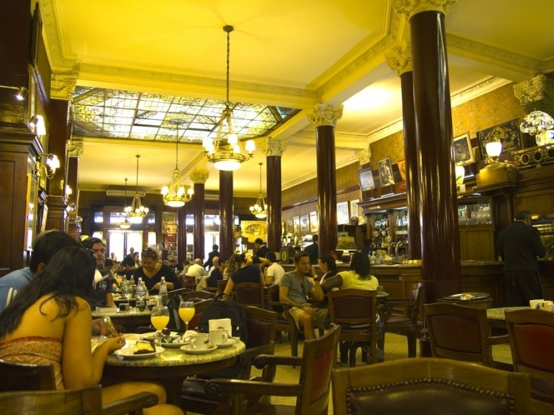 People-Watch in a Café